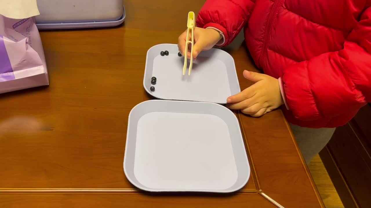 中B班李茵琪练习用夹子夹豆子.MOV