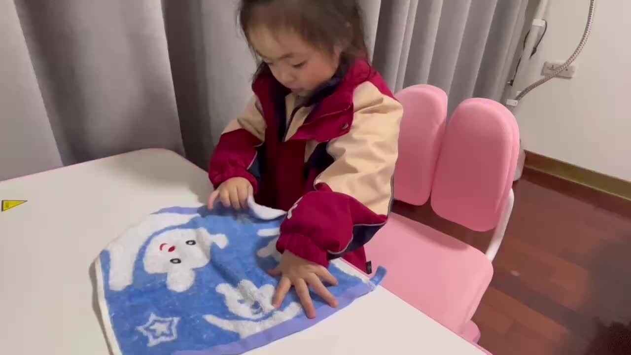 小A班2023.12.14艾琰茹—擦桌子