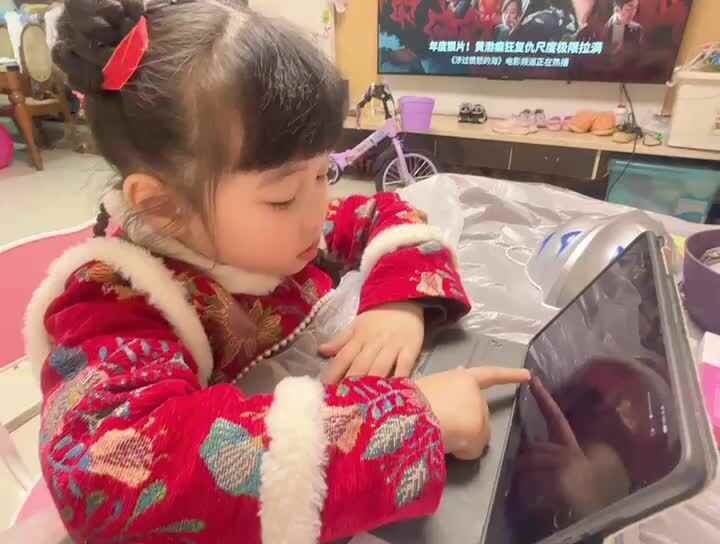 ⁣⁣20240119中B舒琳芯观看《Finger Family》视频并跟唱