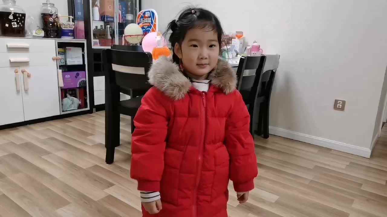 中B班宁汐言练习挽袖子.mp4