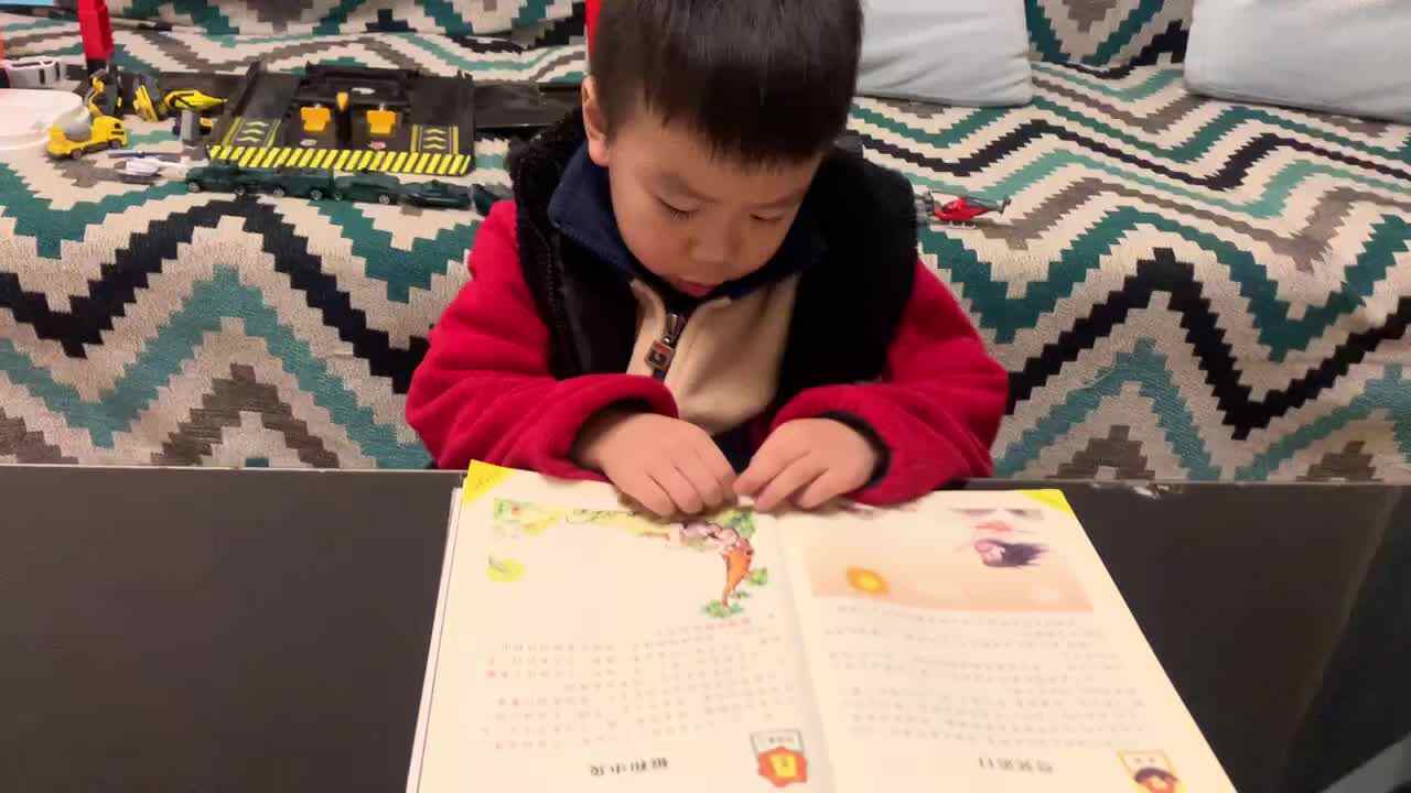 中B班杨育寒讲述《狼和小兔》的故事
