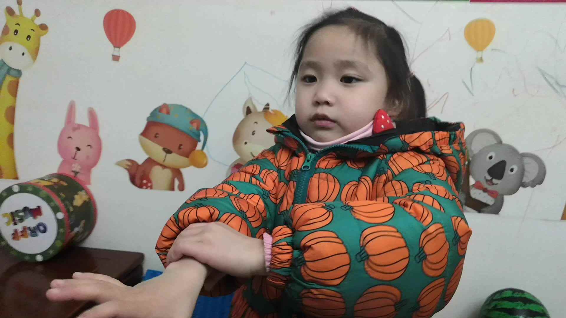 中B班1月25张芷萱练习挽袖子