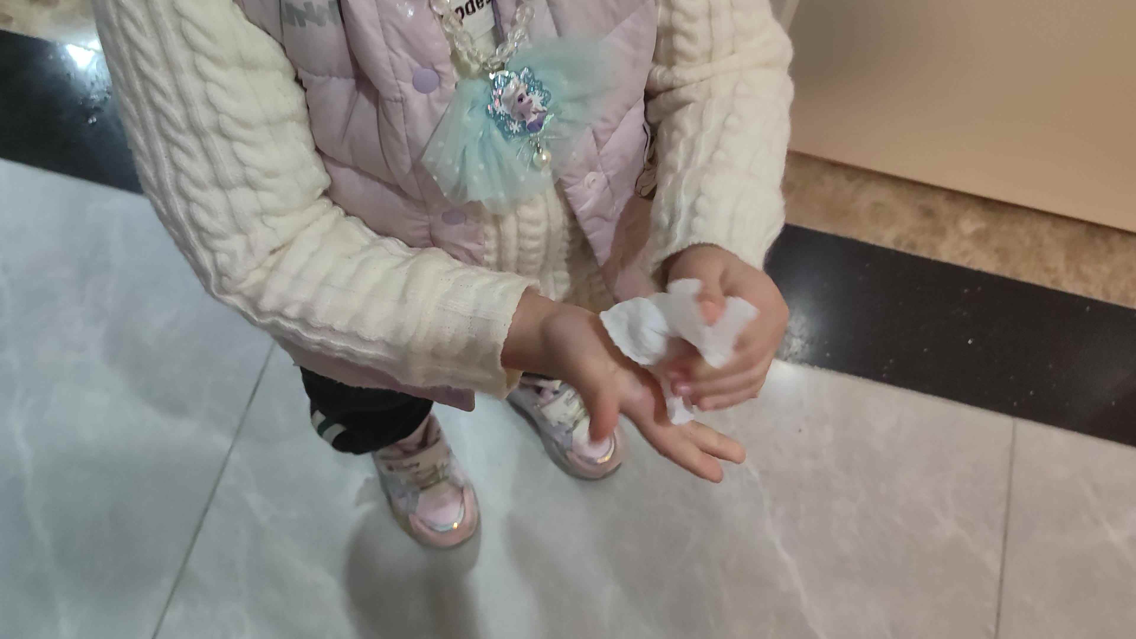 中B班徐子伊练习擦手