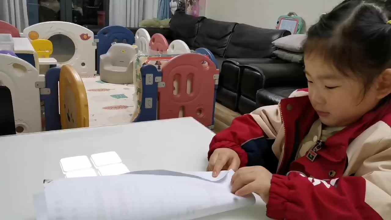 中B班宁汐言观看英语视频.mp4