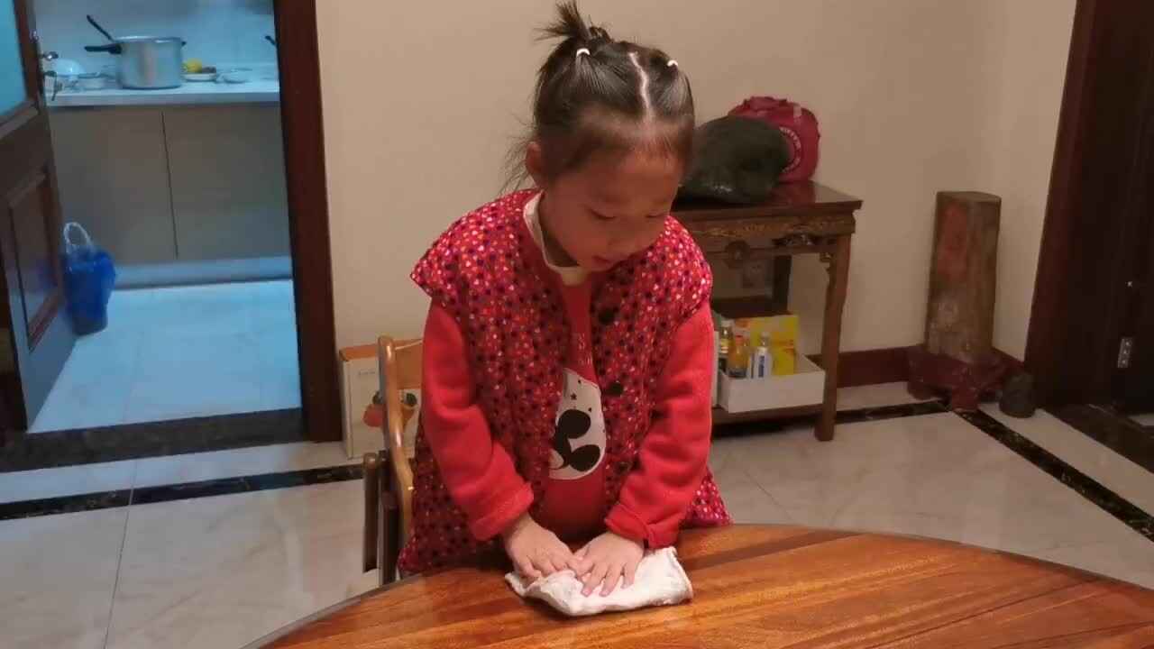 李芊仪做家务擦桌子