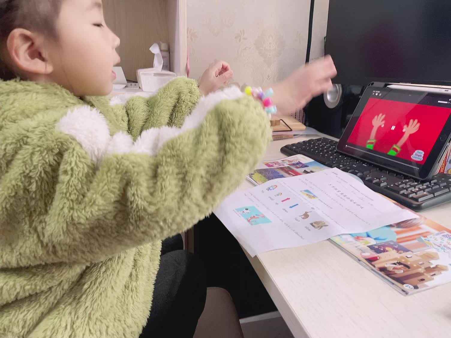 大B班蒲依诺2024.1.7日观看英语儿歌(open shut them).mp4