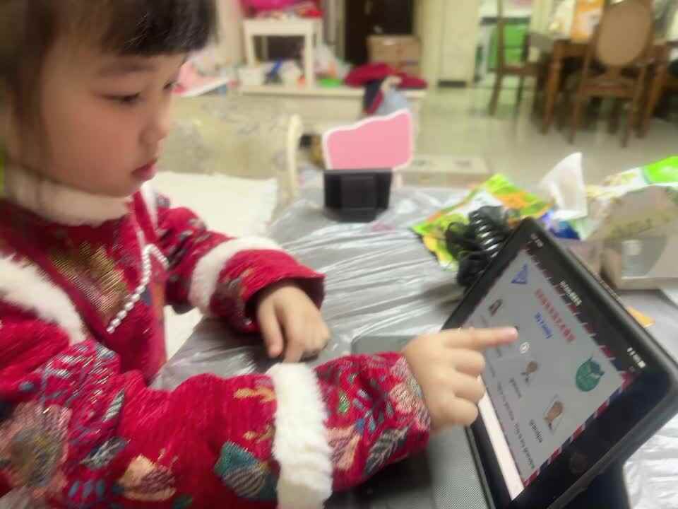 ⁣⁣⁣20240112中B班舒琳芯观看视频《My Family 朗读示范》