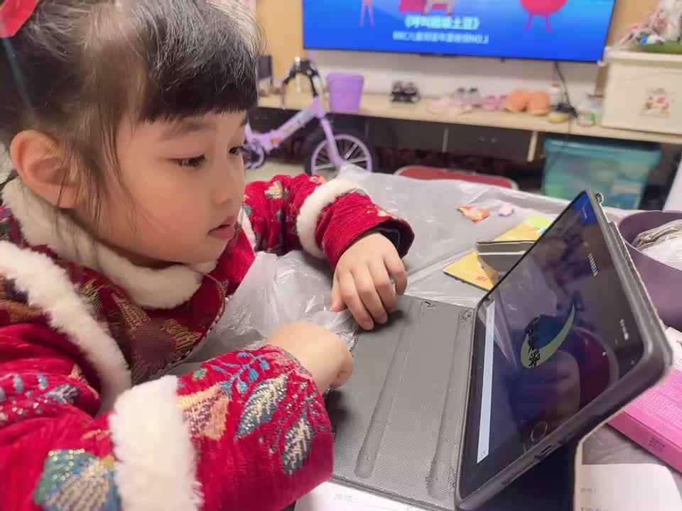 20240119中B舒琳芯观看古诗《除夜宿石头驿》视频