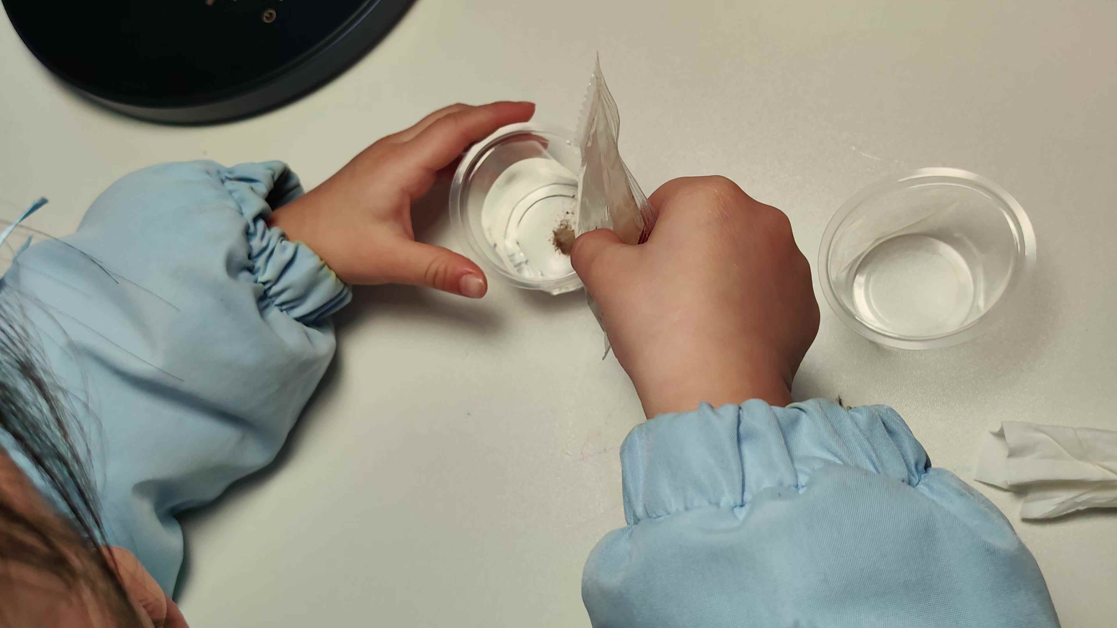 中B班徐子伊做科学实验