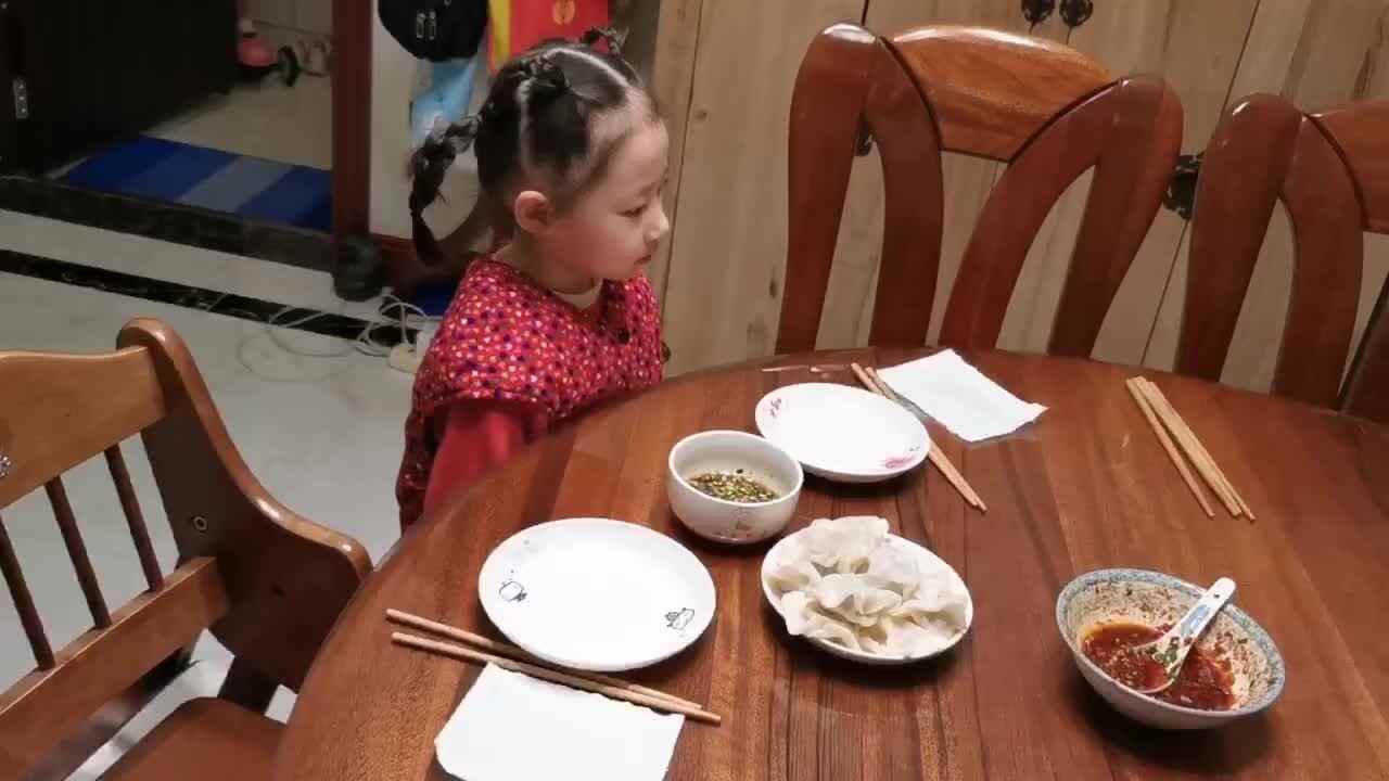 李芊仪收拾餐具