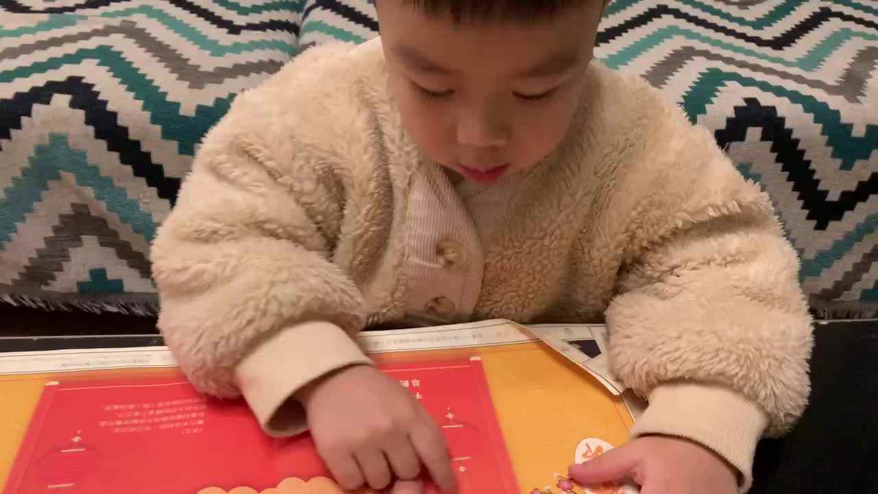 中B班杨育寒指读古诗《元日》