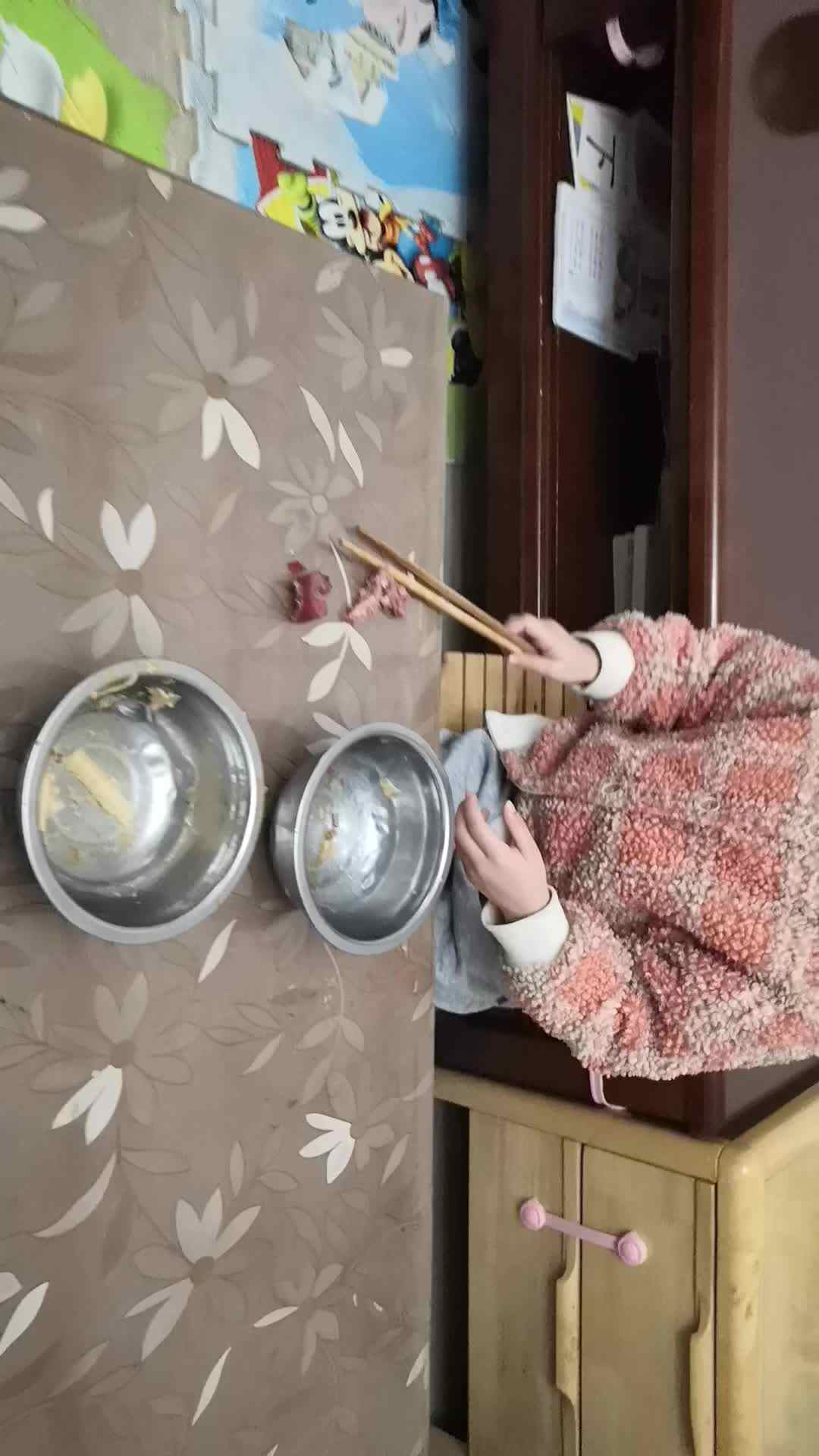 中B班1月17张芷萱练习收拾碗筷