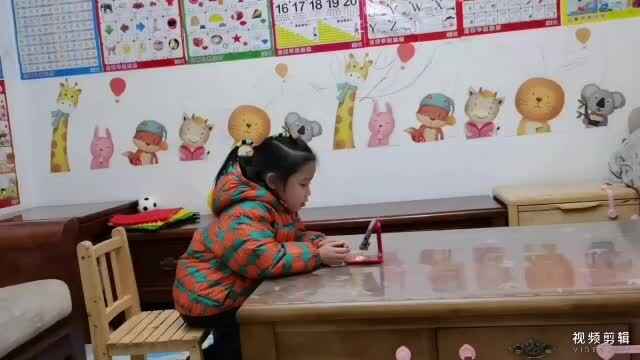 中B班1月12张芷萱指读古诗《元日》