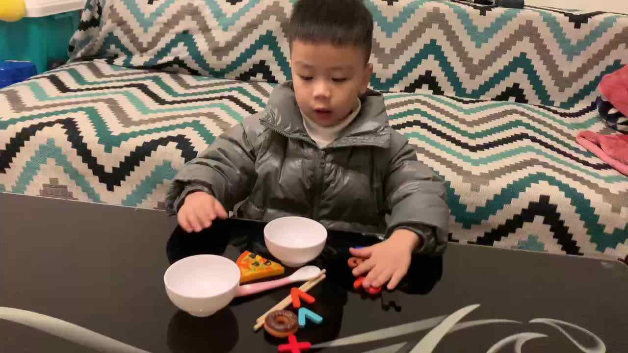 中B班杨育寒练习收拾碗筷