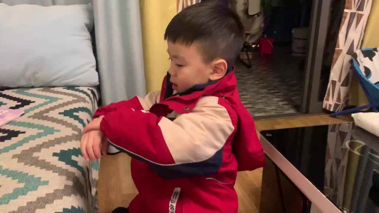 中B班杨育寒练习挽袖子