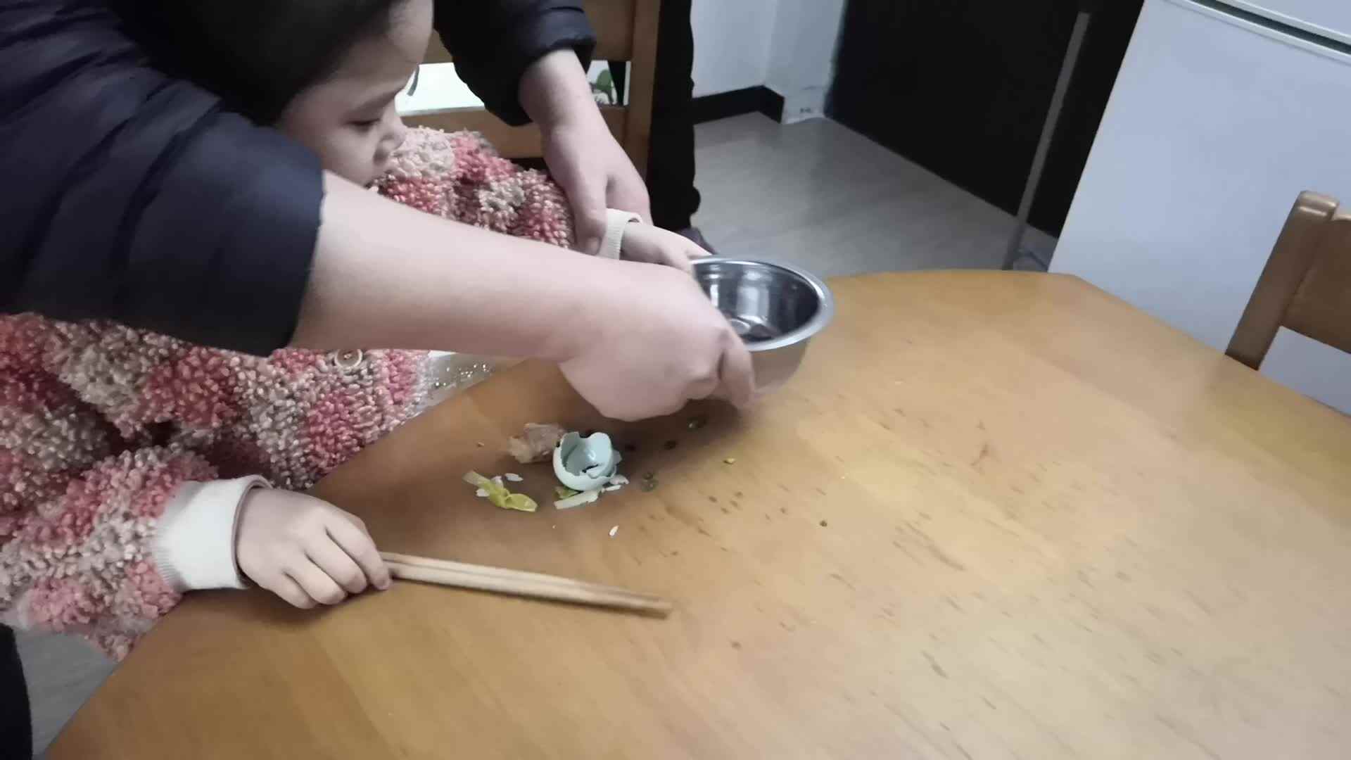 中B班1月18张芷萱练习收拾碗筷