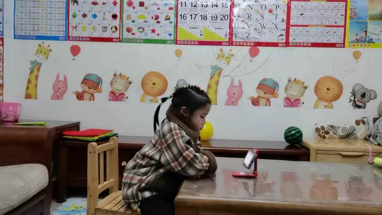 中B班1月14张芷萱跟读《My family  朗读示范》