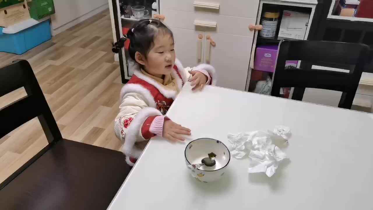 中B班宁汐言练习收拾碗筷.mp4