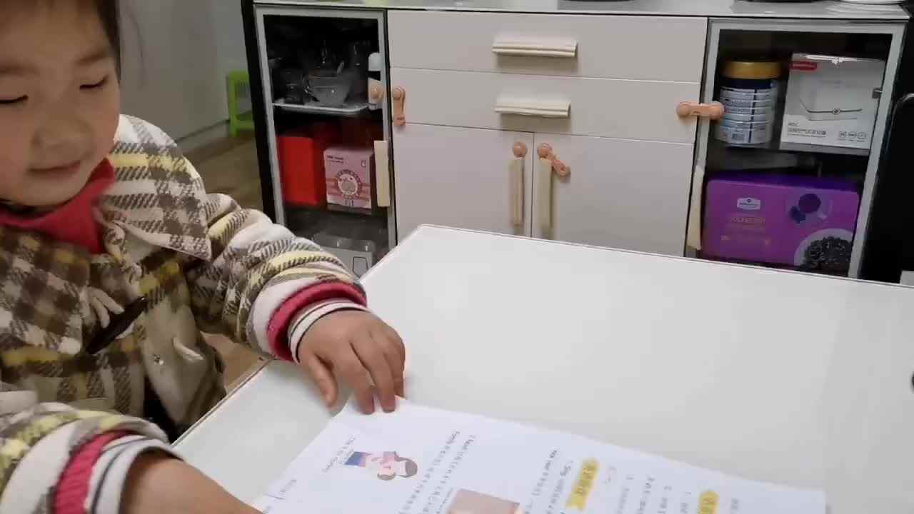 中b班宁汐言观看英语视频《my family》