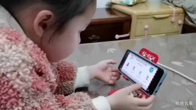 中B班1月20张芷萱观看视频《My Family》并跟读单词和句子