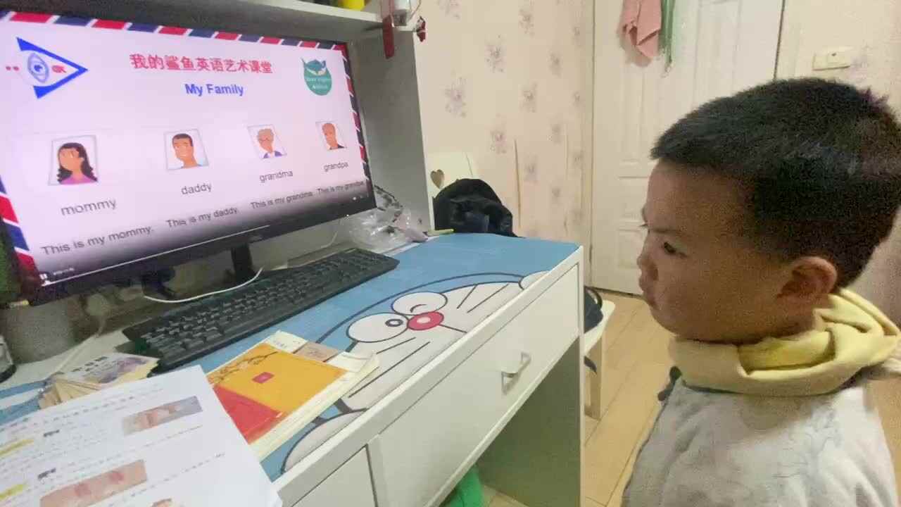 ⁣⁣⁣中B班吕子垚观看视频（My Family 朗读示范）20240114