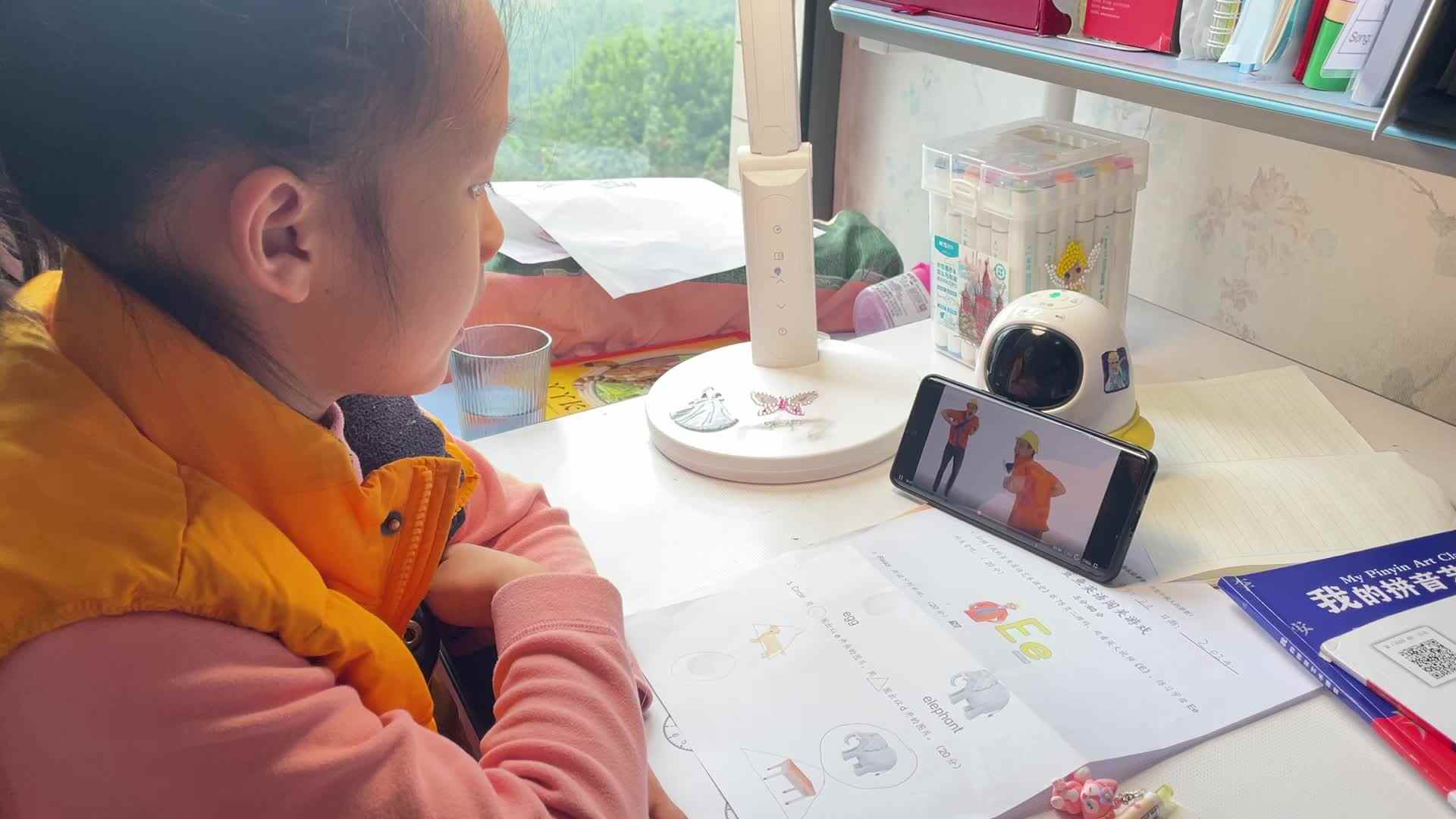 1.14屠钰婷观看并练习英文字母《e》发音.mov