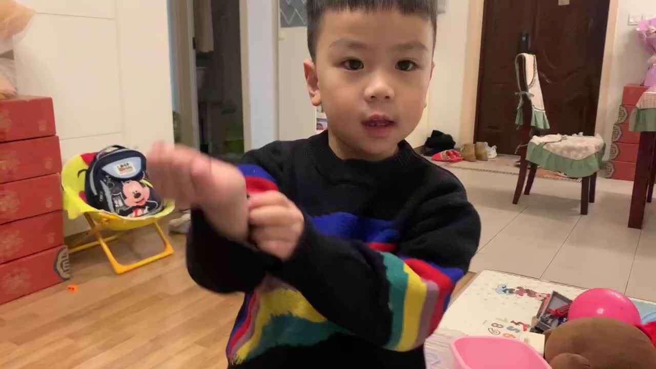 中B班杨育寒练习挽袖子