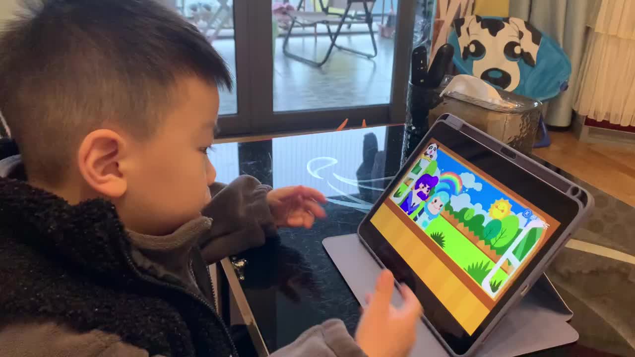 中B班杨育寒观看英文儿歌《Finger Family》