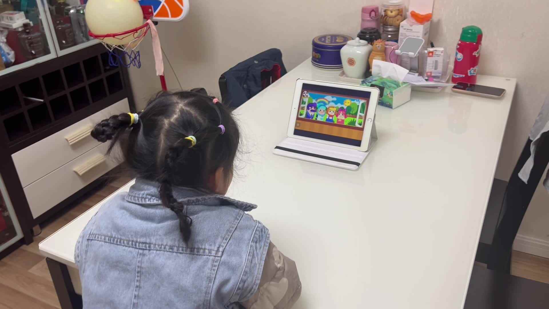 中b班宁汐言观看英语视频