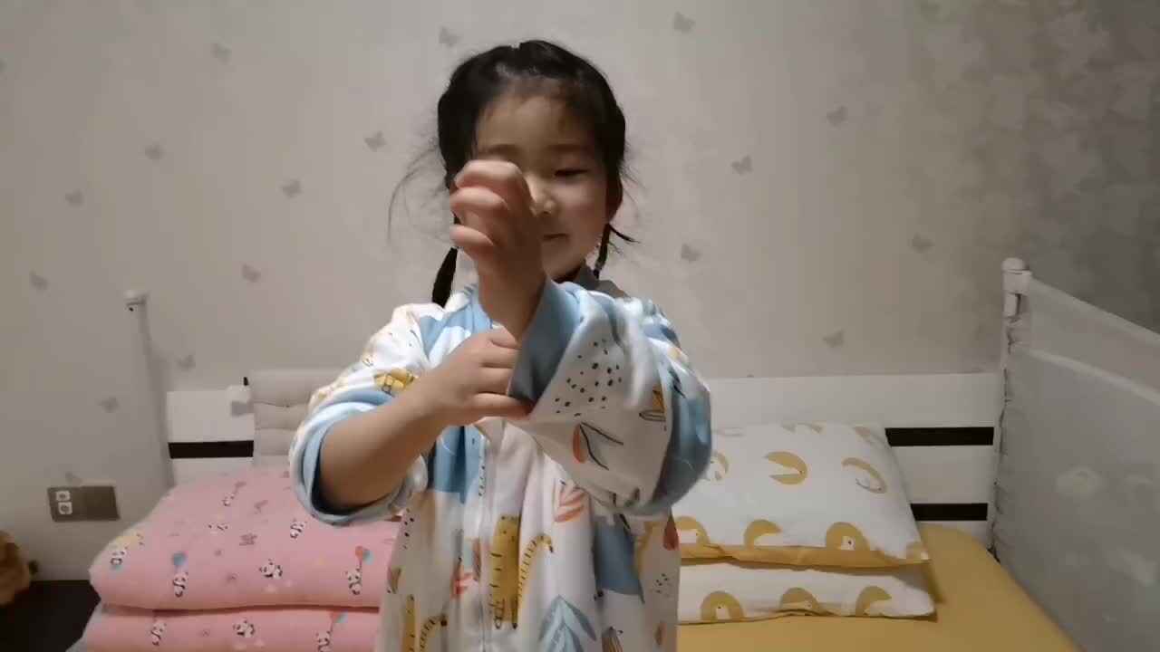 中b班宁汐言练习挽袖子