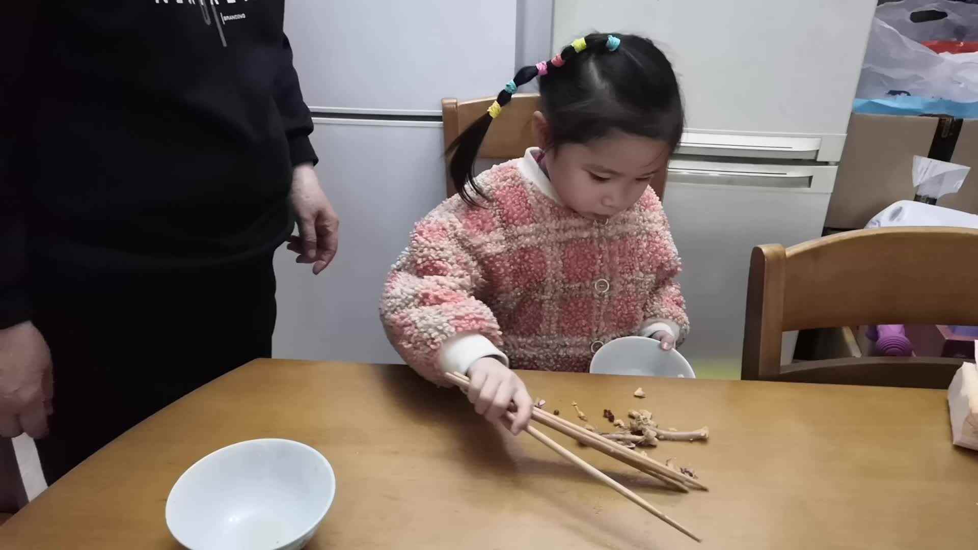 中B班1月16张芷萱练习收拾碗筷