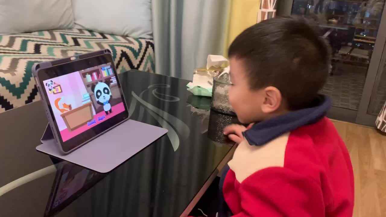 中B班杨育寒学习英文儿歌《Finger Fanily》