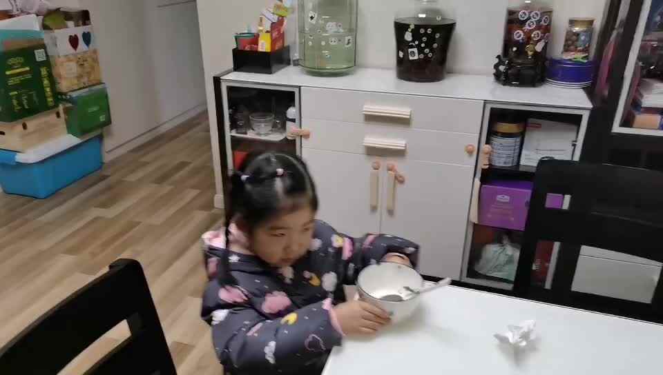 1月18中b班宁汐言收拾碗筷