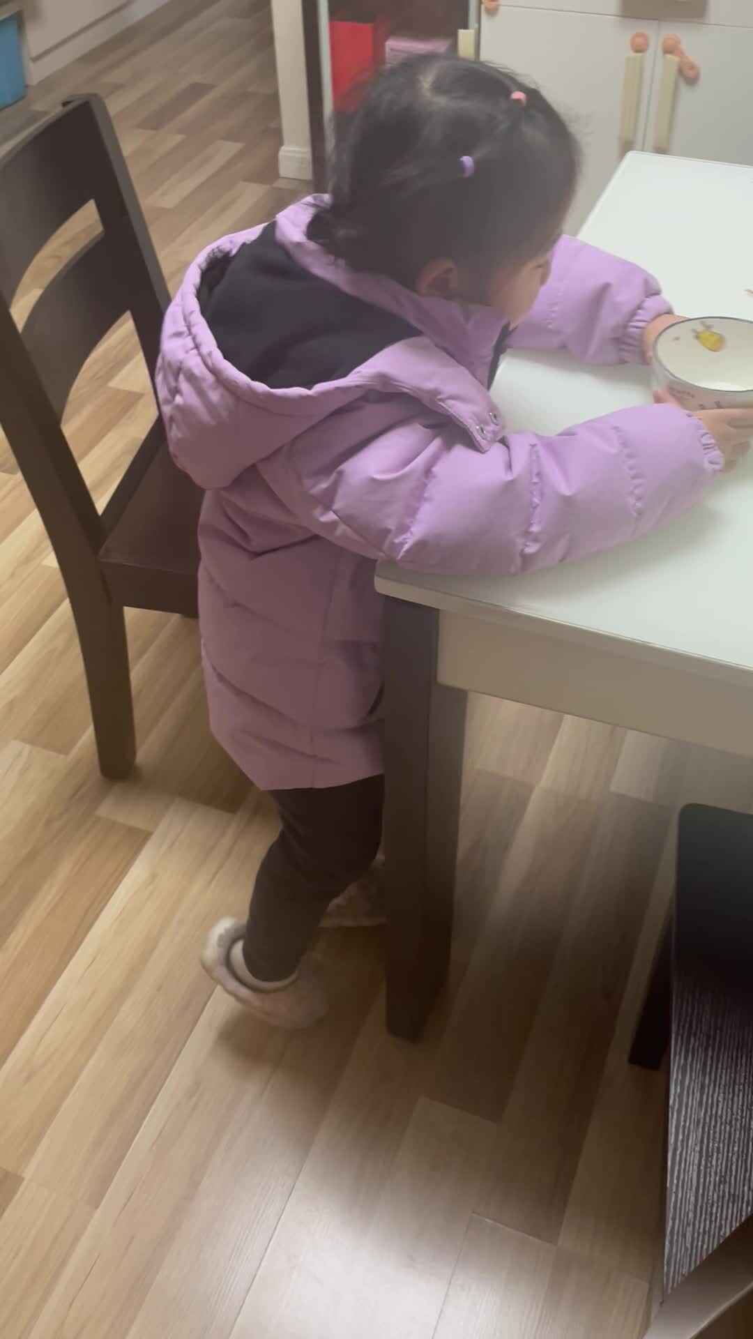 中b班宁汐言收拾碗筷