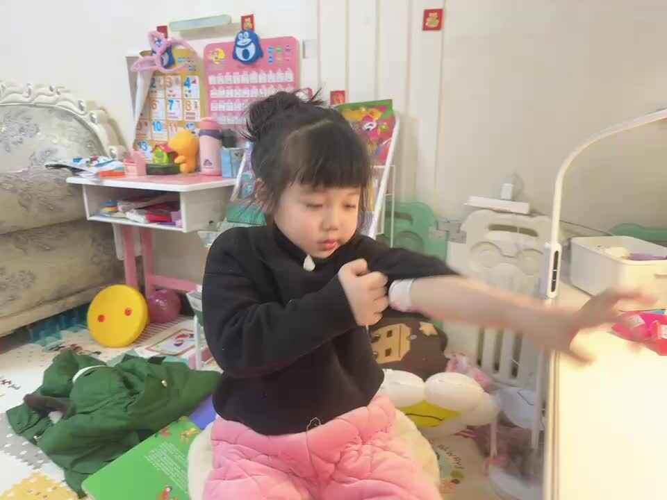 ⁣⁣23240128中B舒琳芯挽袖子