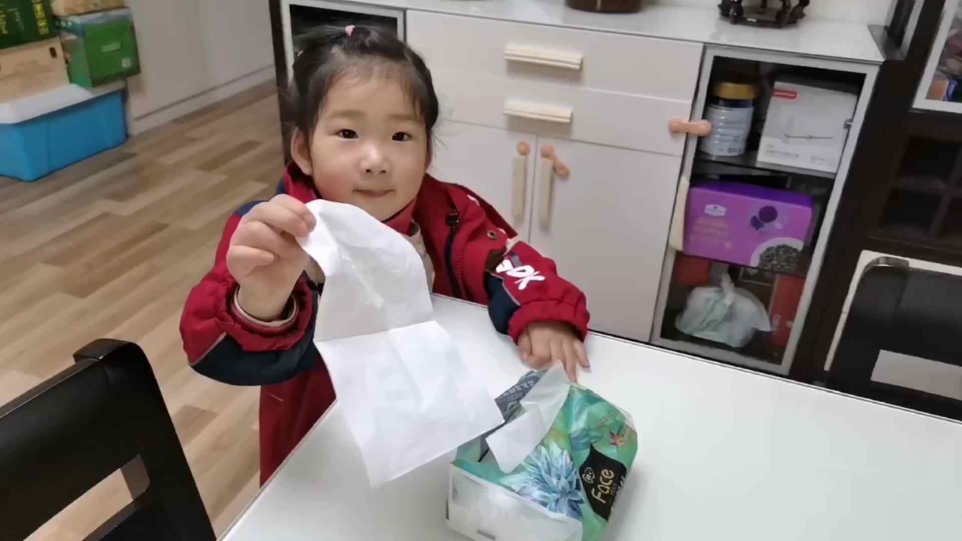 宁汐言练习擦嘴巴