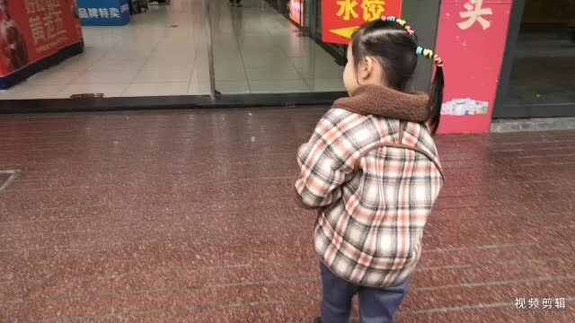 中B班1月14张芷萱和家人置办年货