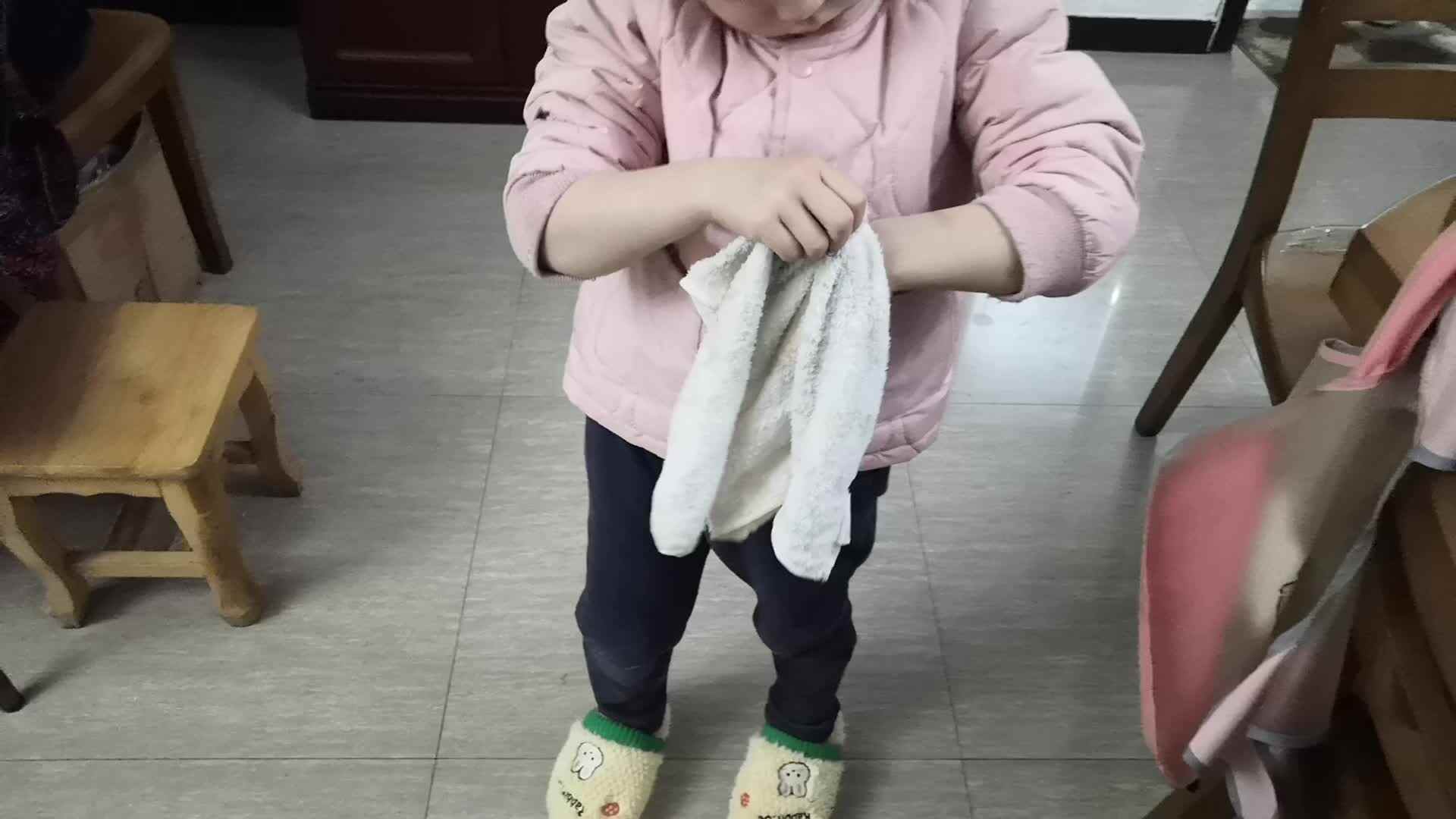 中B班1月12张芷萱练习擦手