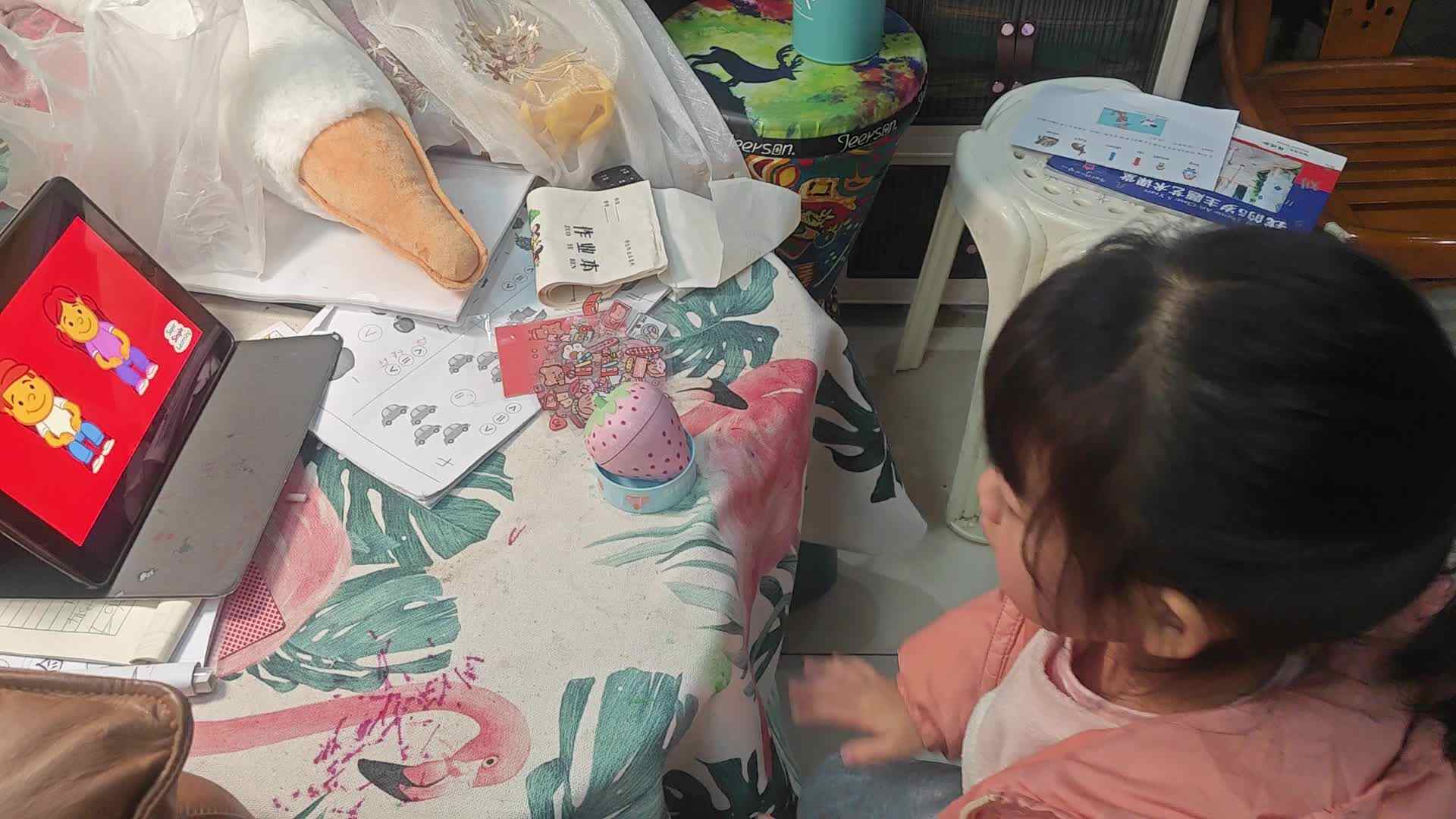 20240107大B班魏琪珈观看视频《Open Shut Them》.mp4