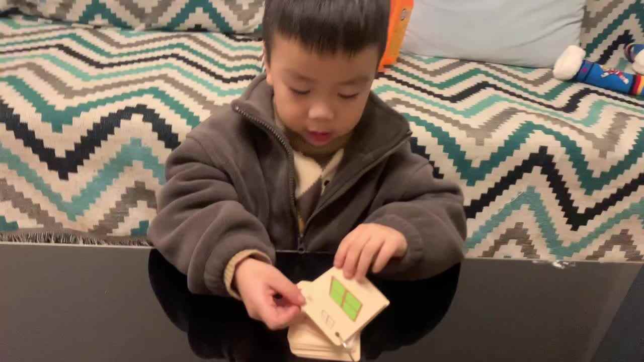 中B班杨育寒认读汉字《田、木、门、井、刀》