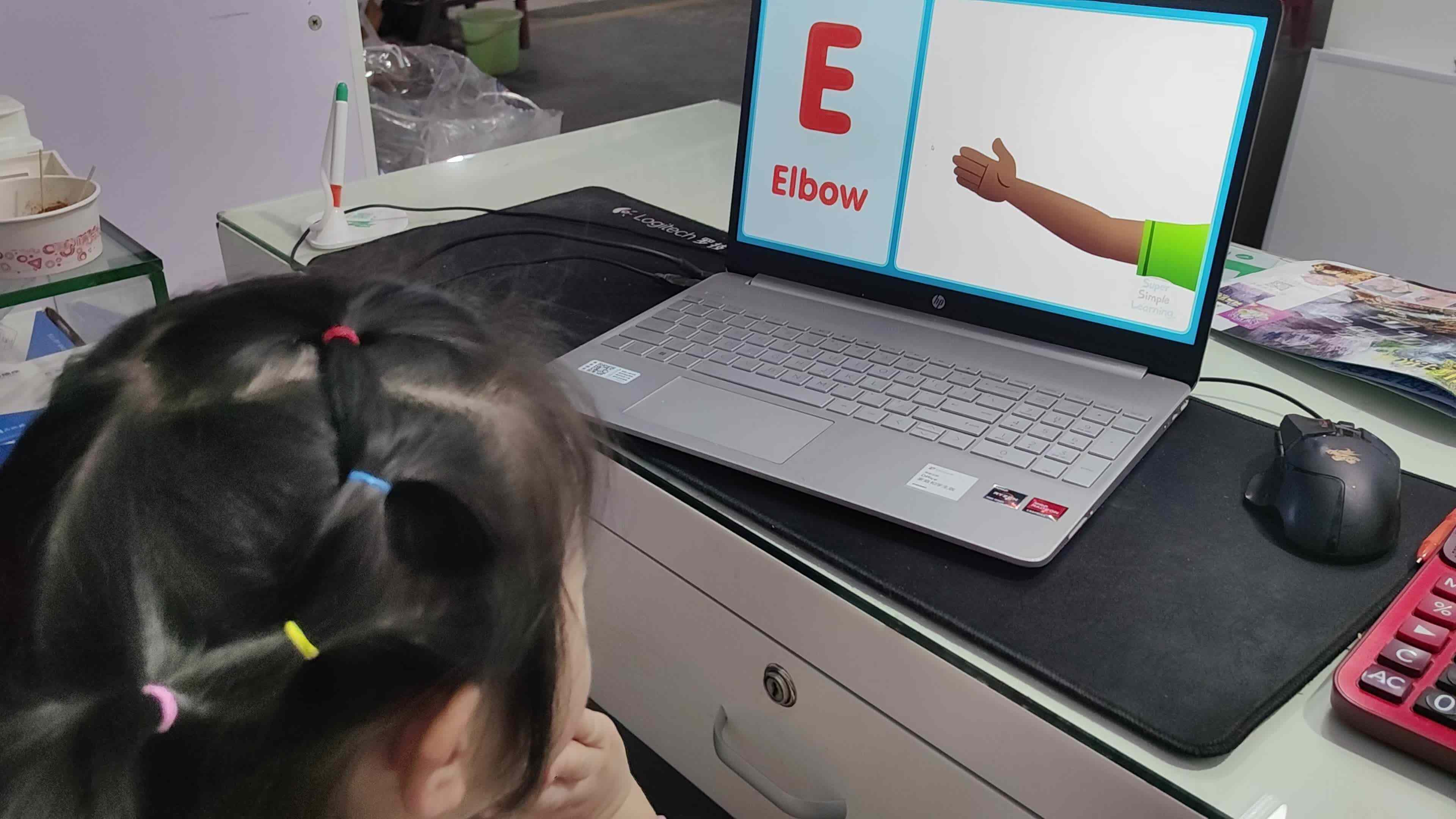 中B班徐子伊看英文视频并跟读