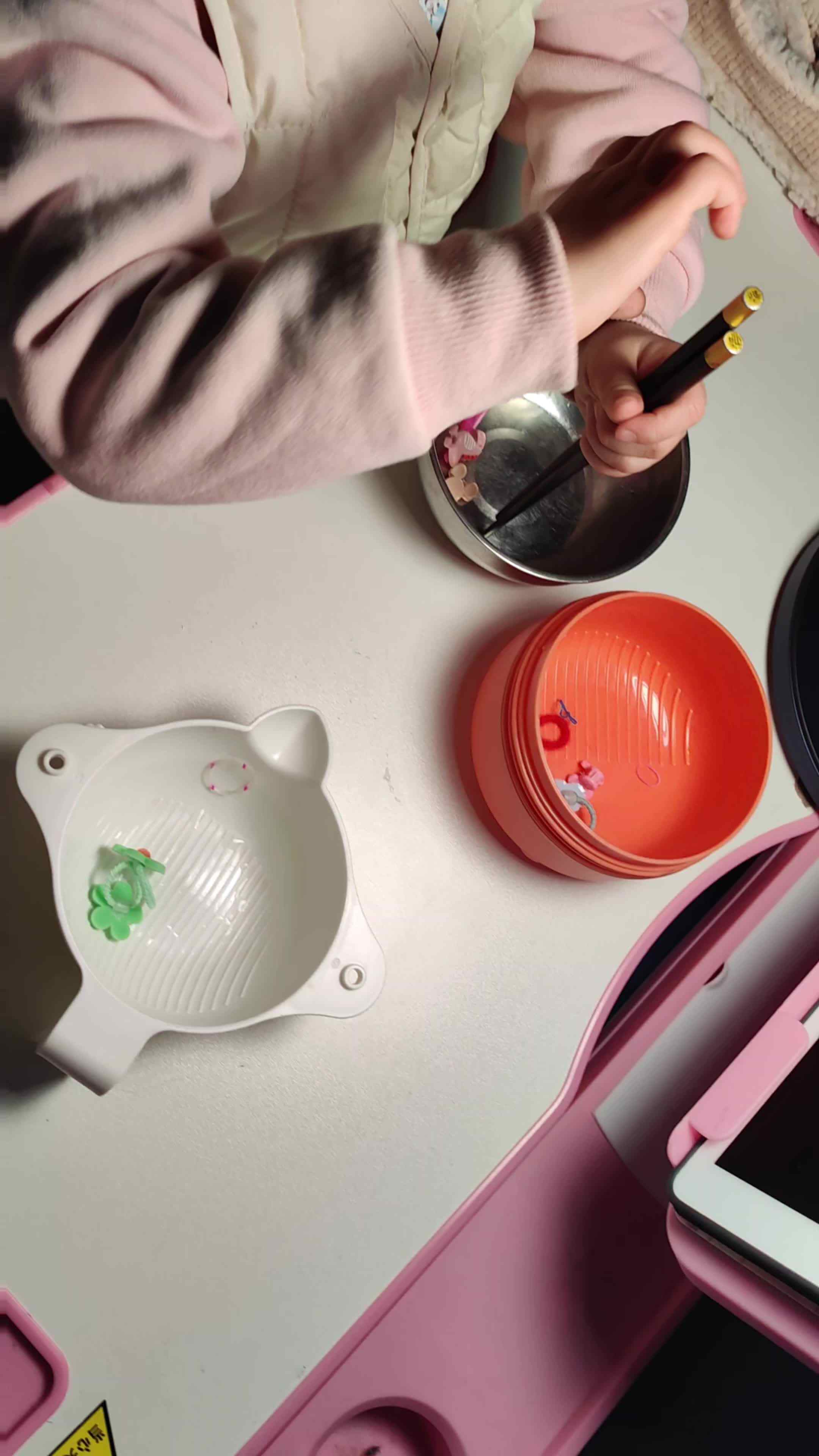 中B班徐子伊练习收拾碗筷