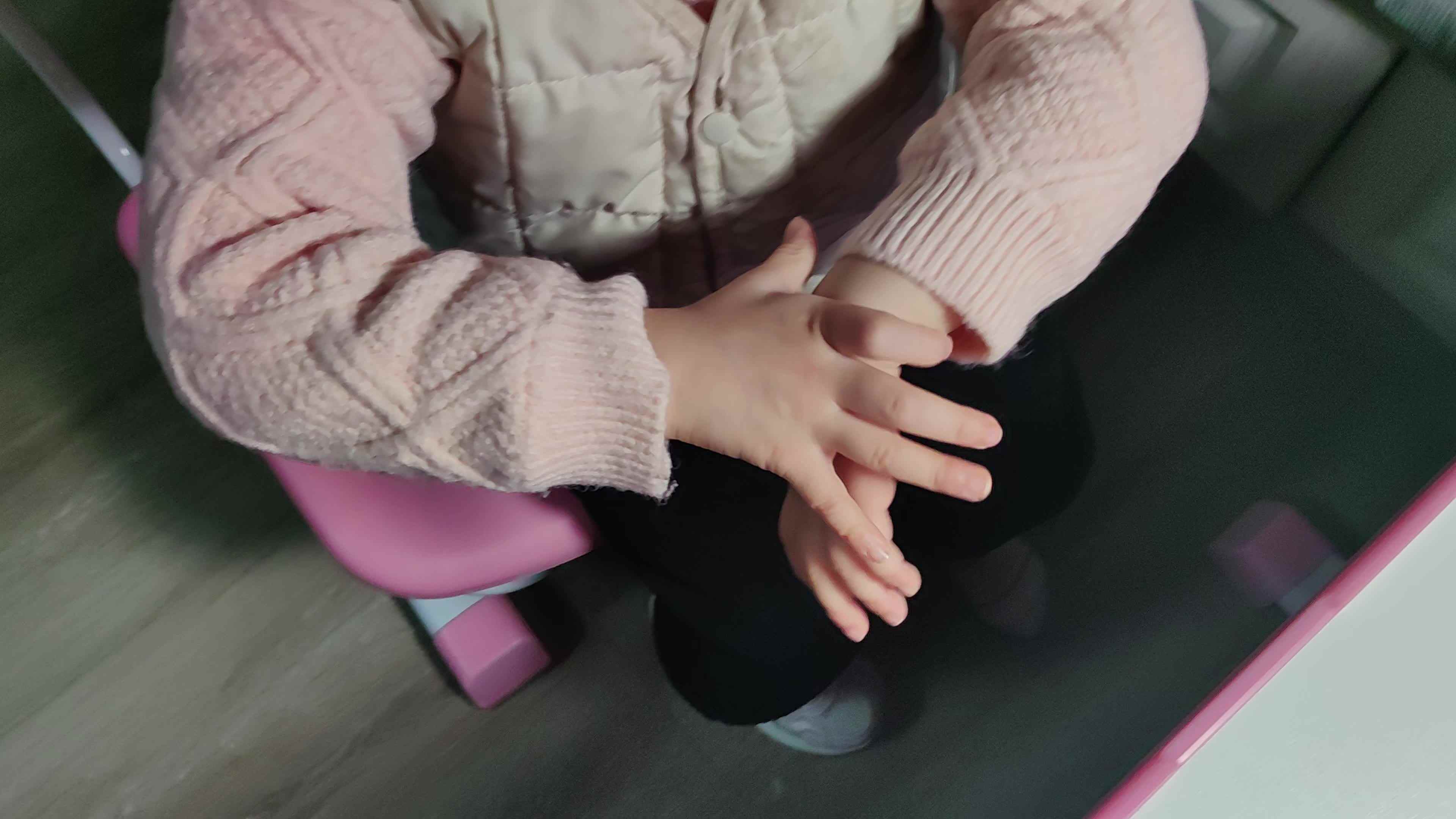 中B班徐子伊练习挽袖子