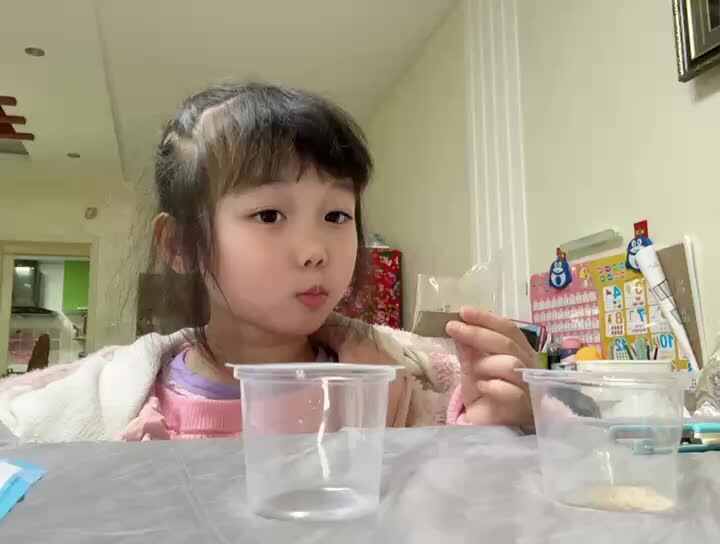 ⁣⁣⁣20240107中B班舒琳芯做科学实验