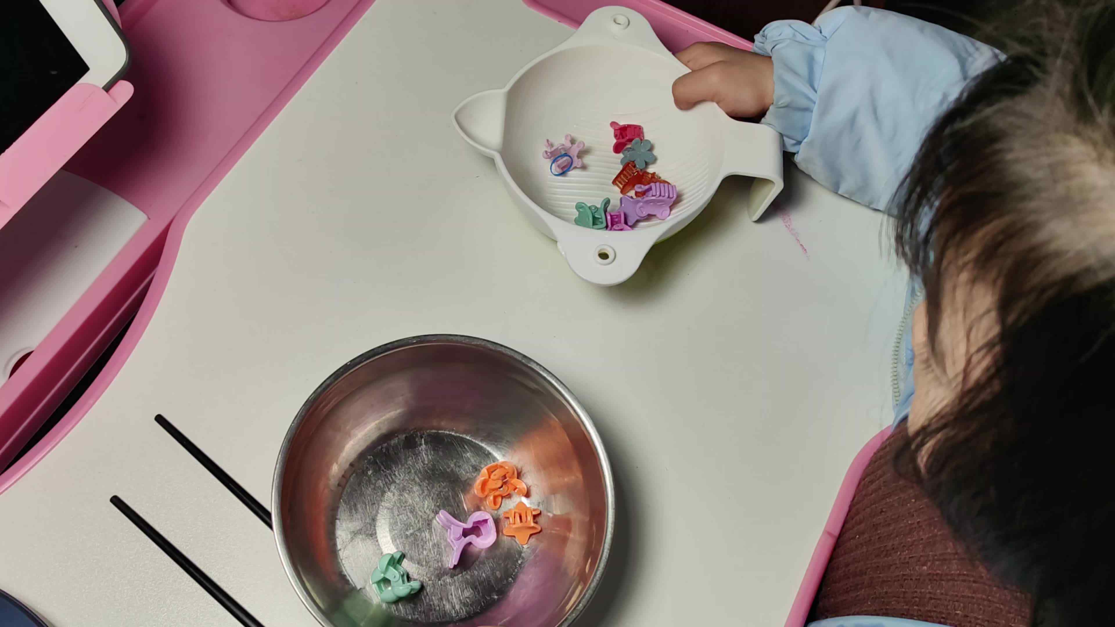 中B班徐子伊练习收拾碗筷