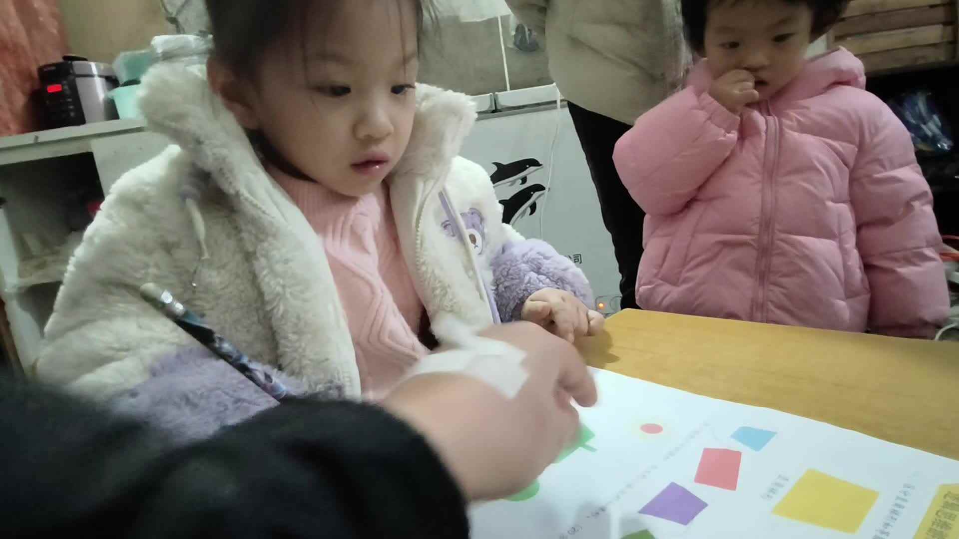 ⁣⁣⁣中A班唐依依认图形