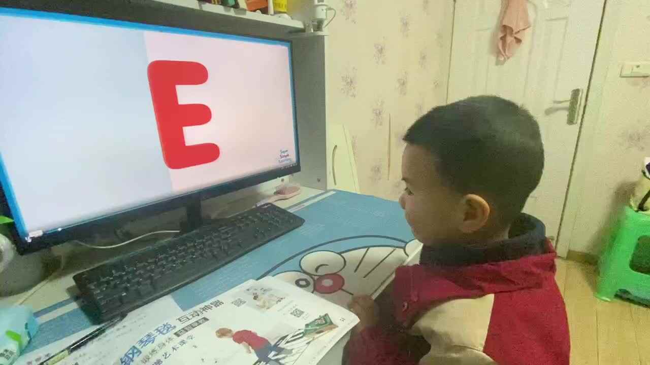 ⁣⁣中B班吕子垚观看视频跟读单词（Upper case E）20231231