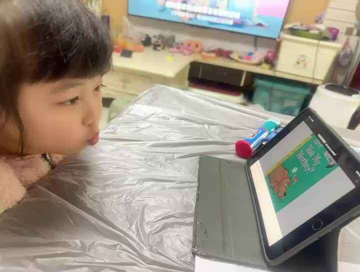 ⁣20240107中B班舒琳芯观看英语视频《小鸟找妈妈》