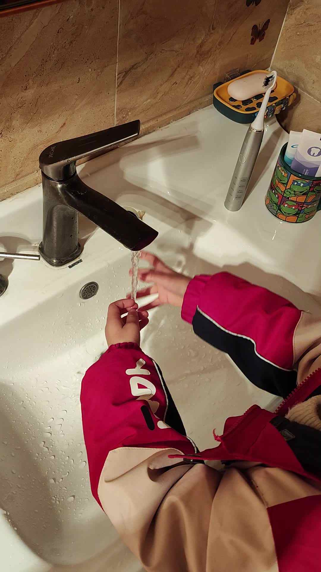 中b班刘倬宇擦手VID_20240110_204145.mp4