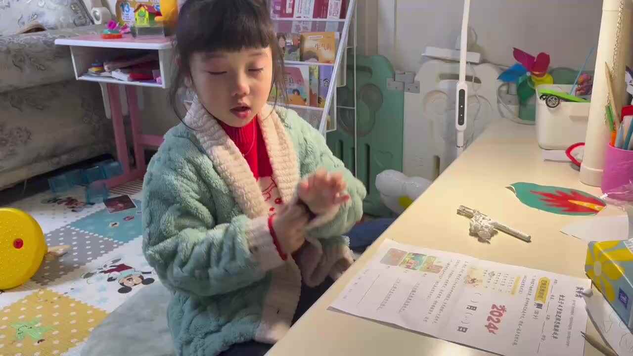 ⁣20240123中B舒琳芯挽袖子